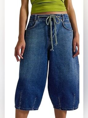 NWT Free People x We The Free Amanda Cropped Denim Barrel Jeans in Lover 💙